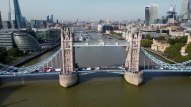 İkonik Kule Köprüsü Hava Aracı Kule Köprüsü, Skyline. Birleşik Krallık, İngiltere. Londra 'nın Skyline iş merkezi Thames Nehri ve Tower Köprüsü' nün üstünden geçiyor..