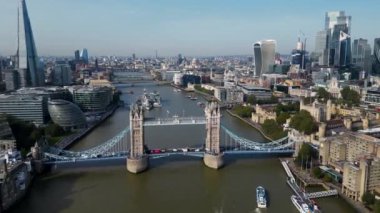 İkonik Kule Köprüsü Hava Aracı Kule Köprüsü, Skyline. Birleşik Krallık, İngiltere. Londra 'nın Skyline iş merkezi Thames Nehri ve Tower Köprüsü' nün üstünden geçiyor..