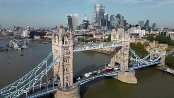 アイコンタワー橋 タワーブリッジ スカイラインの空中ドローンビュー イギリス イギリス ロンドンのビジネスセンターのスカイライン テムズ川とタワーブリッジの上を通る — ストック動画