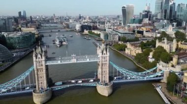 İkonik Kule Köprüsü Hava Aracı Kule Köprüsü, Skyline. Birleşik Krallık, İngiltere. Londra 'nın Skyline iş merkezi Thames Nehri ve Tower Köprüsü' nün üstünden geçiyor..