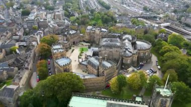 Lancaster Kalesi 'nin en iyi sinematik manzarası. 4 bin. Lancaster Şatosu Manastır Kilisesi 'nin insansız hava aracı videosu, Lancashire, İngiltere