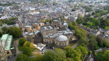 Lancaster Kalesi 'nin en iyi sinematik manzarası. 4 bin. Lancaster Şatosu Manastır Kilisesi 'nin insansız hava aracı videosu, Lancashire, İngiltere