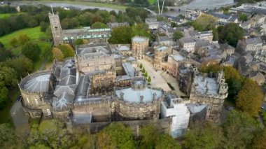 Lancaster Kalesi 'nin en iyi sinematik manzarası. 4 bin. Lancaster Şatosu Manastır Kilisesi 'nin insansız hava aracı videosu, Lancashire, İngiltere