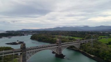 Britanya Köprüsü 'nün Aerial View' i Menai Boğazı 'nı Snowdonia ve Anglesey arasında yol ve demiryolu taşır. Galler, Birleşik Krallık Havacılık 