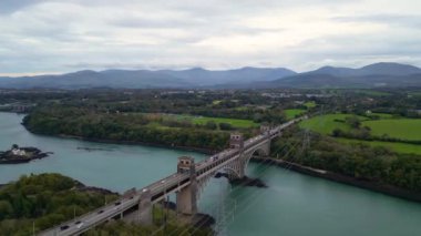 Britanya Köprüsü 'nün Aerial View' i Menai Boğazı 'nı Snowdonia ve Anglesey arasında yol ve demiryolu taşır. Galler, Birleşik Krallık Havacılık 