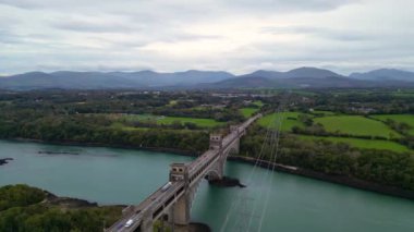 Britanya Köprüsü 'nün Aerial View' i Menai Boğazı 'nı Snowdonia ve Anglesey arasında yol ve demiryolu taşır. Galler, Birleşik Krallık Havacılık 