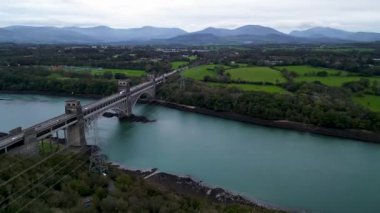 Britanya Köprüsü 'nün Aerial View' i Menai Boğazı 'nı Snowdonia ve Anglesey arasında yol ve demiryolu taşır. Galler, Birleşik Krallık Havacılık 