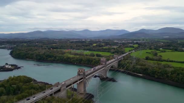 Widok Lotu Ptaka Most Britannia Prowadzi Drogą Koleją Przez Cieśninę — Wideo stockowe