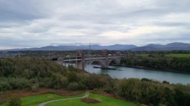 Britanya Köprüsü 'nün Aerial View' i Menai Boğazı 'nı Snowdonia ve Anglesey arasında yol ve demiryolu taşır. Galler, Birleşik Krallık Havacılık 