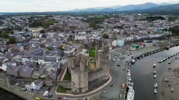 Top Vista Aérea Cinematográfica Para Castelo Caernarfon Caernarfon Gwynedd País — Vídeo de Stock