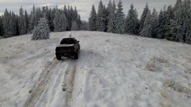 Arabayla kış dağlarına gidiyorum. Vahşi Karpat Ormanı. Dağlara bir keşif seferi. En iyi sinematik hava manzarası. Ukrayna vahşi doğası