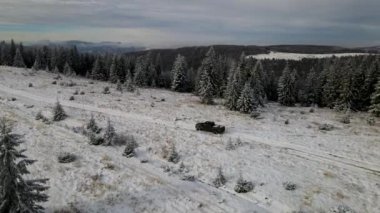 Arabayla kış dağlarına gidiyorum. Vahşi Karpat Ormanı. Dağlara bir keşif seferi. En iyi sinematik hava manzarası. Ukrayna vahşi doğası