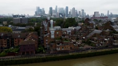 Londra havası, Old Naval College 'dan şehrin panoramik manzarası. Birleşik Krallık hava görüntüsü. En iyi sinematik dron görüntüleri
