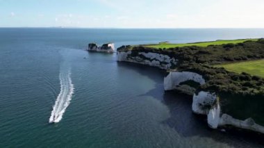 İngiltere, beyaz kayalıkların üzerindeki güzel hava görüntüleri İngiltere 'nin güney kıyısındaki Old Harrys Kayalıkları. Birleşik Krallık simgeleri. Hava pelerini ve vahşi doğa.. 