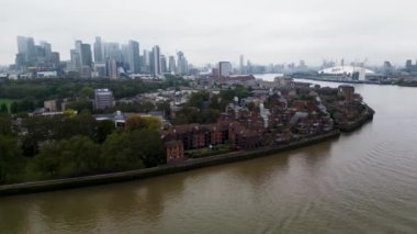 Londra havası, Old Naval College 'dan şehrin panoramik manzarası. Birleşik Krallık hava görüntüsü. En iyi sinematik dron görüntüleri