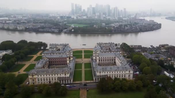 ロンドン グリニッジにある旧王立海軍大学と国立海事博物館 トップシネマ エアリアルビュー パノラマドローンの映像 ロンドンのグリニッジ オールド イギリス海軍大学の上空を撮影したドローン — ストック動画