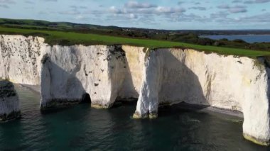 İngiltere, beyaz kayalıkların üzerindeki güzel hava görüntüleri İngiltere 'nin güney kıyısındaki Old Harrys Kayalıkları. Birleşik Krallık simgeleri. Hava pelerini ve vahşi doğa.. 