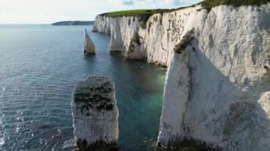 İngiltere, beyaz kayalıkların üzerindeki güzel hava görüntüleri İngiltere 'nin güney kıyısındaki Old Harrys Kayalıkları. Birleşik Krallık simgeleri. Hava pelerini ve vahşi doğa.. 