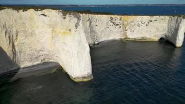 İngiltere, beyaz kayalıkların üzerindeki güzel hava görüntüleri İngiltere 'nin güney kıyısındaki Old Harrys Kayalıkları. Birleşik Krallık simgeleri. Hava pelerini ve vahşi doğa.. 