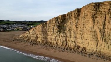 West Bay Cliffs, West Bay, Jurassic Coast, Dorset, İngiltere 'nin en iyi sinematik manzarası. 4K İHA görüntüleri.