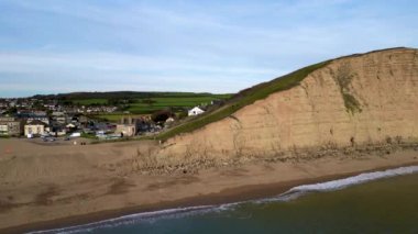 West Bay Cliffs, West Bay, Jurassic Coast, Dorset, İngiltere 'nin en iyi sinematik manzarası. 4K İHA görüntüleri.