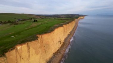 West Bay Cliffs, West Bay, Jurassic Coast, Dorset, İngiltere 'nin en iyi sinematik manzarası. 4K İHA görüntüleri.