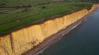 West Bay Cliffs, West Bay, Jurassic Coast, Dorset, İngiltere 'nin en iyi sinematik manzarası. 4K İHA görüntüleri.