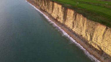 West Bay Cliffs, West Bay, Jurassic Coast, Dorset, İngiltere 'nin en iyi sinematik manzarası. 4K İHA görüntüleri.