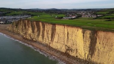 West Bay Cliffs, West Bay, Jurassic Coast, Dorset, İngiltere 'nin en iyi sinematik manzarası. 4K İHA görüntüleri.