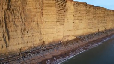 West Bay Cliffs, West Bay, Jurassic Coast, Dorset, İngiltere 'nin en iyi sinematik manzarası. 4K İHA görüntüleri.