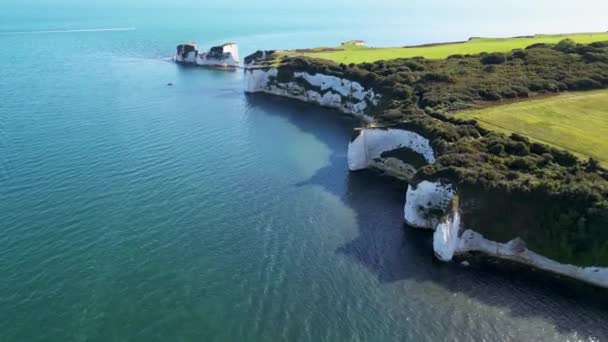 Англия Красивые Кадры Воздуха Над Белыми Скалами Старый Харрис Рокс — стоковое видео
