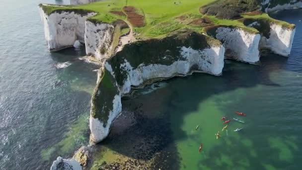 Англия Красивые Кадры Воздуха Над Белыми Скалами Старый Харрис Рокс — стоковое видео