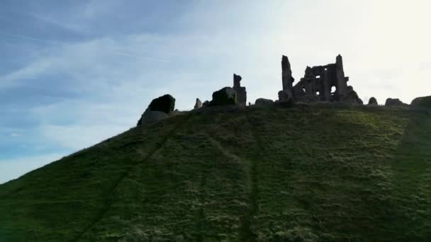 Reruntuhan Pengambilan Gambar Udara Dari Kastil Corfe Atas Bukit Dengan — Stok Video