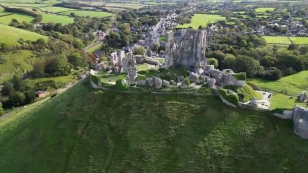 Luftaufnahme Ruinen Der Burg Von Corfe Auf Einem Hügel Mit — Stockvideo