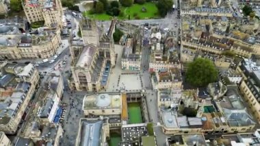 Gürcistan 'ın Bath ve Bath Katedrali, Somerset, İngiltere' nin en iyi sinematik manzarası. Pulteney Köprüsü ve Weir Avon nehri, Bath, Somerset, İngiltere.