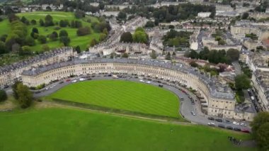 Gürcistan 'ın Bath ve Bath Katedrali, Somerset, İngiltere' nin en iyi sinematik manzarası. Pulteney Köprüsü ve Weir Avon nehri, Bath, Somerset, İngiltere.