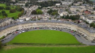 Gürcistan 'ın Bath ve Bath Katedrali, Somerset, İngiltere' nin en iyi sinematik manzarası. Pulteney Köprüsü ve Weir Avon nehri, Bath, Somerset, İngiltere.
