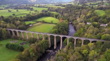 Pontcysyllte Aqueduct, Llangollen, North Wales, Canal Boat 'ın insansız hava aracı görüntüleri. Eski Galler Pontcysyllte su yolu sinematik hava manzarası