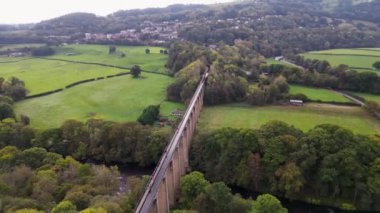 Pontcysyllte Aqueduct, Llangollen, North Wales, Canal Boat 'ın insansız hava aracı görüntüleri. Eski Galler Pontcysyllte su yolu sinematik hava manzarası