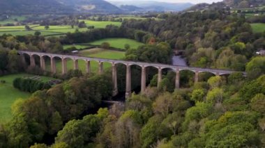 Pontcysyllte Aqueduct, Llangollen, North Wales, Canal Boat 'ın insansız hava aracı görüntüleri. Eski Galler Pontcysyllte su yolu sinematik hava manzarası