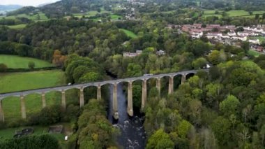 Pontcysyllte Aqueduct, Llangollen, North Wales, Canal Boat 'ın insansız hava aracı görüntüleri. Eski Galler Pontcysyllte su yolu sinematik hava manzarası