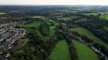 Pontcysyllte Aqueduct, Llangollen, North Wales, Canal Boat 'ın insansız hava aracı görüntüleri. Eski Galler Pontcysyllte su yolu sinematik hava manzarası