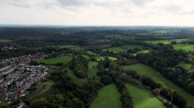 Pontcysyllte Aqueduct, Llangollen, North Wales, Canal Boat 'ın insansız hava aracı görüntüleri. Eski Galler Pontcysyllte su yolu sinematik hava manzarası