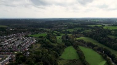 Pontcysyllte Aqueduct, Llangollen, North Wales, Canal Boat 'ın insansız hava aracı görüntüleri. Eski Galler Pontcysyllte su yolu sinematik hava manzarası