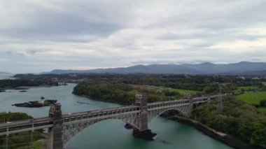 Britanya Köprüsü 'nün Aerial View' i Menai Boğazı 'nı Snowdonia ve Anglesey arasında yol ve demiryolu taşır. Galler, Birleşik Krallık Havacılık 