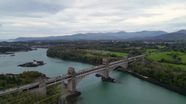 Britanya Köprüsü 'nün Aerial View' i Menai Boğazı 'nı Snowdonia ve Anglesey arasında yol ve demiryolu taşır. Galler, Birleşik Krallık Havacılık 