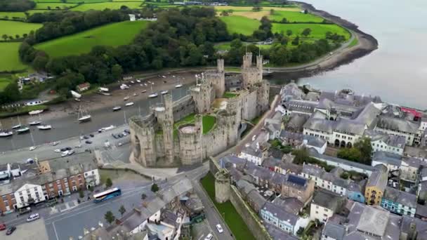 Top Filmový Letecký Pohled Útulné Ulice Poblíž Caernarfon Castle Caernarfon — Stock video