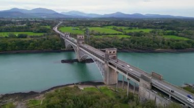 Britanya Köprüsü 'nün Aerial View' i Menai Boğazı 'nı Snowdonia ve Anglesey arasında yol ve demiryolu taşır. Galler, Birleşik Krallık Havacılık 