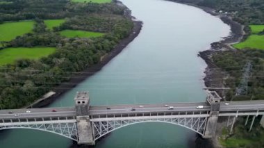 Britanya Köprüsü 'nün Aerial View' i Menai Boğazı 'nı Snowdonia ve Anglesey arasında yol ve demiryolu taşır. Galler, Birleşik Krallık Havacılık 