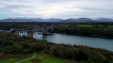 Britanya Köprüsü 'nün Aerial View' i Menai Boğazı 'nı Snowdonia ve Anglesey arasında yol ve demiryolu taşır. Galler, Birleşik Krallık Havacılık 